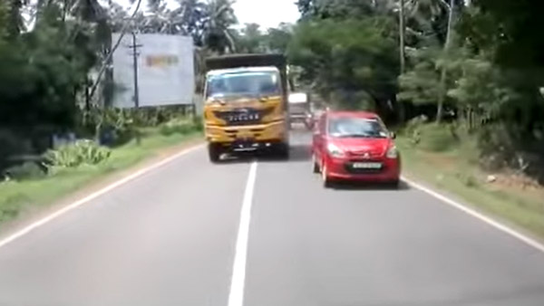 కొంపముంచిన ఓవర్‌టేక్‌.. ప్రమాదంలో భారీగా దెబ్బతిన్న హ్యాచ్‌బ్యాక్ 