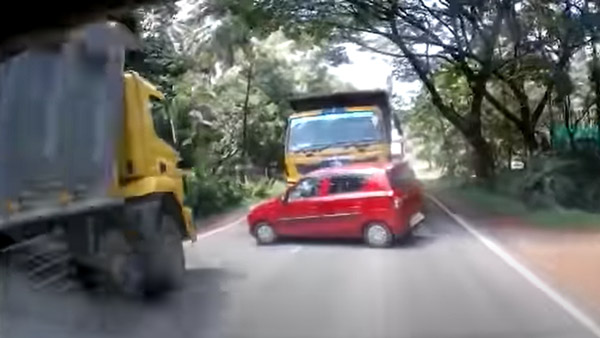 కొంపముంచిన ఓవర్‌టేక్‌.. ప్రమాదంలో భారీగా దెబ్బతిన్న హ్యాచ్‌బ్యాక్ 