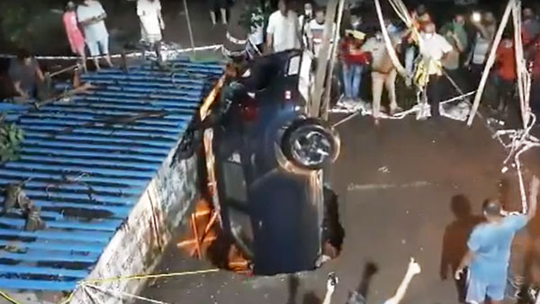 గుంటలో పడిన హ్యుందాయ్ వెన్యూ ఎట్టకేలకు బయటపడింది.. ఎలా అనుకుంటున్నారా?