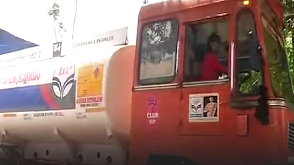చదివింది M.com, చేస్తోంది పెట్రోల్ ట్యాంక్ డ్రైవింగ్.. ఇదంతా 24 ఏళ్ల యువతి సాహసం