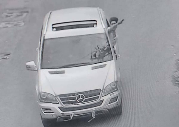 బీభత్సం సృష్టించిన మెర్సిడెస్ బెంజ్; ఒకరు మృతి, ఏడుగురికి గాయాలు