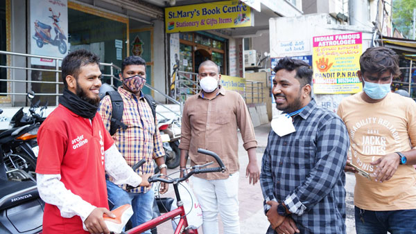 హైదరాబాద్ డెలివరీ బాయ్ సాహసానికి గొప్ప గిఫ్ట్.. మీరూ చూడండి