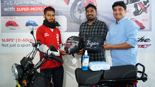 హైదరాబాద్ డెలివరీ బాయ్ సాహసానికి గొప్ప గిఫ్ట్.. మీరూ చూడండి