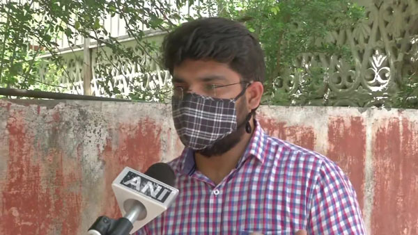 ఇల్లు వదిలి కరోనా బాధితులు సర్వీస్ చేస్తున్న ఐటీ ఉద్యోగి 