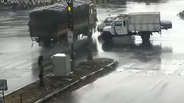 ట్రాఫిక్ రూల్స్ అతిక్రమిస్తే ఏం జరుగుతుందో తెలుసా.. వీడియో చూడండి