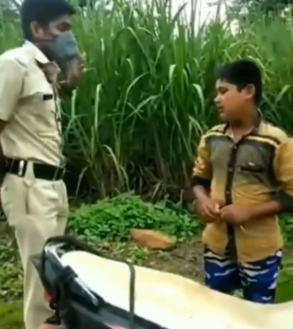 బైక్ నడుపుతూ పోలీసులకు చిక్కిన బుడతడు.. తర్వాత ఏం జరిగిందంటే?