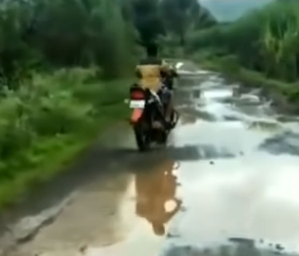 బైక్ నడుపుతూ పోలీసులకు చిక్కిన బుడతడు.. తర్వాత ఏం జరిగిందంటే?