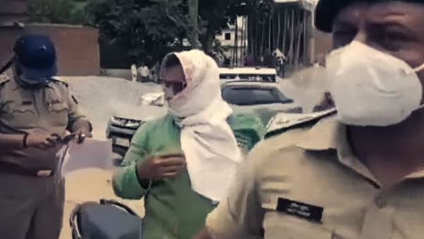 శభాష్ పోలీస్; లాక్‌డౌన్‌లో బయటకు వచ్చిన రాజకీయ నాయకుడికి రూ. 11,000 జరిమానా