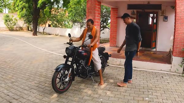 తండ్రికి నచ్చిన బైక్‌ను గిఫ్ట్‌గా ఇచ్చిన తనయుడు.. వాహ్ సూపర్ 