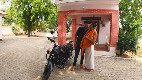 తండ్రికి నచ్చిన బైక్‌ను గిఫ్ట్‌గా ఇచ్చిన తనయుడు.. వాహ్ సూపర్ 