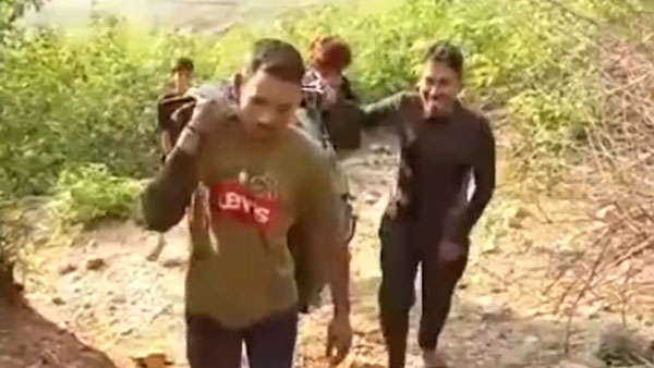 స్కూటర్ మనిషిని మోస్తుంది.. కానీ మనిషే స్కూటర్‌ని మోస్తే.. ఎందుకో మీరే చూడండి