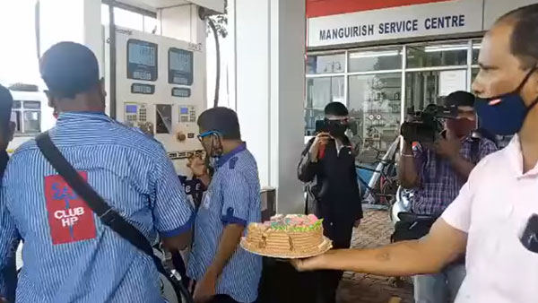 పెట్రోల్ ధర రూ. 100 దాటడంతో స్వీట్లు పంచిన ఆమ్ ఆద్మీ పార్టీ; ఎందుకంటే?