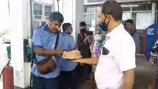 పెట్రోల్ ధర రూ. 100 దాటడంతో స్వీట్లు పంచిన ఆమ్ ఆద్మీ పార్టీ; ఎందుకంటే?