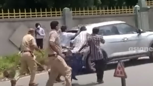 చాకచక్యంగా కిడ్నాపర్ల నుంచి వ్యక్తిని కాపాడిన పోలీసులు [వీడియో]