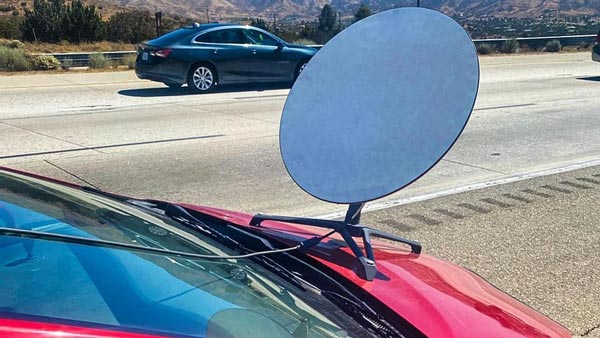 పోలీసుల తనికీల్లో పట్టుబడ్డ బోనెట్‌పై శాటిలైట్ డిష్ ఏర్పాటు చేసిన కారు.. తర్వాత ఏం జరిగిందంటే?