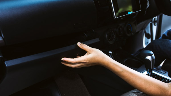 కార్ గ్లవ్ బాక్స్ వెనుక ఉన్న చరిత్ర ఏంటో మీకు తెలుసా?