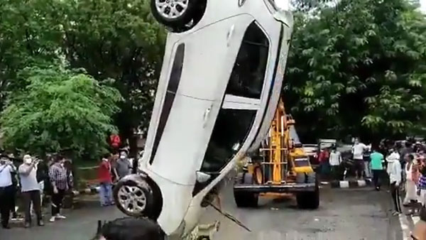 వాహనదారులారా.. రోడ్డుపై వెళ్తున్నప్పుడు జరభద్రం, ఎందుకంటే వీడియో చూడండి