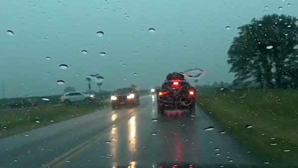 హైవేలో ఉన్న కారుపై పడిన పిడుగు.. కారులో ఉన్నవారంతా సేఫ్.. కానీ..?