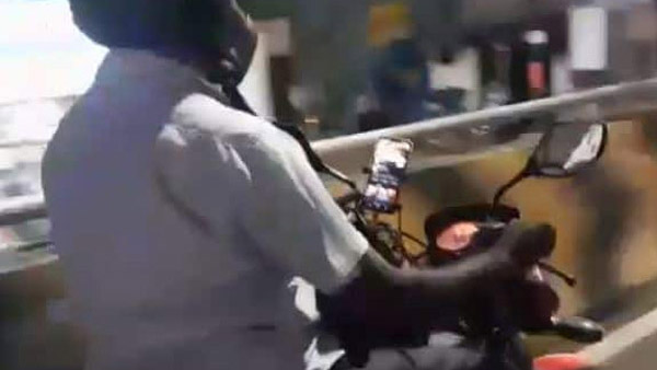 బైక్‌పై వెళ్తూ సీరియల్ చూస్తున్న వ్యక్తి [వీడియో]