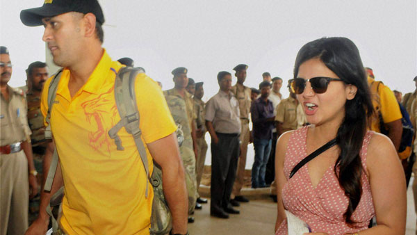 సాక్షికి పెళ్లిరోజు గిఫ్ట్‌గా ఇష్టమైన వింటేజ్ కారు అందించిన ధోని; వివరాలు