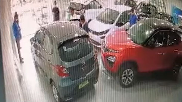 మొదటి అంతస్థు నుంచి కిందపడిన టాటా టియాగో, ఇద్దరికి గాయాలు.. ఎక్కడంటే?