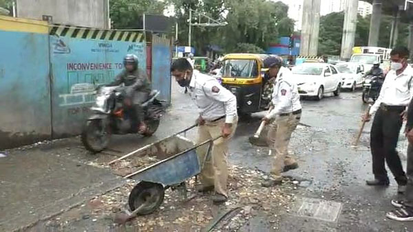 ట్రాఫిక్ కానిస్టేబుల్స్ చేసిన పనికి ప్రశంసల వర్షం కురిపిస్తున్న నెటిజన్స్.. ఏం చేసారో తెలుసా? 