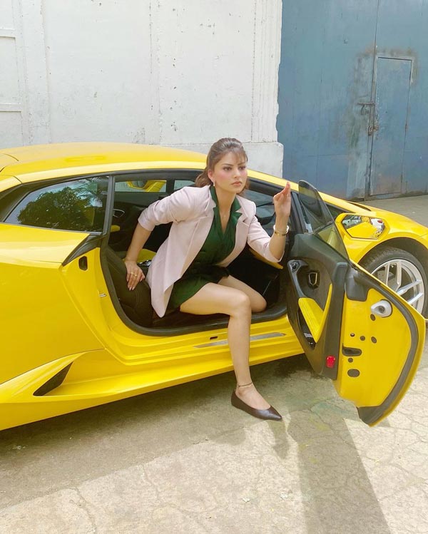 పొట్టి దుస్తులతో కారు దిగడానికి ఇబ్బంది పడిన పొడుగు కాళ్ల సుందరి!