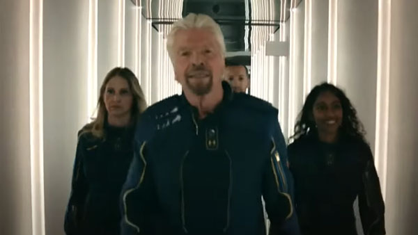 గగనయానం చేసి విజయవంతంగా తిరిగి వచ్చిన 70 ఏళ్ల వ్యక్తి.. ఇప్పుడు అతడే హాట్ టాపిక్