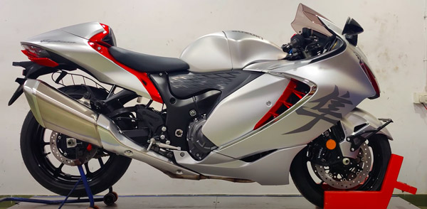 భర్త బ‌ర్త్‌డే గిఫ్ట్‌గా సుజుకి హయాబుసా బైక్ ఇచ్చిన భార్య