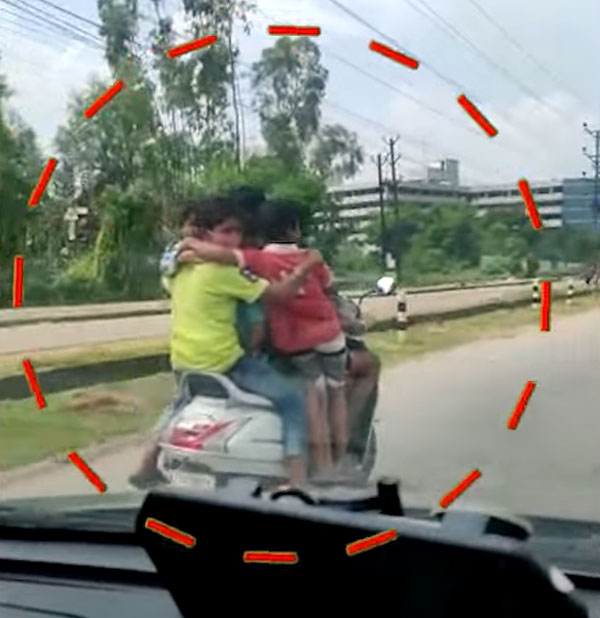 ఒక స్కూటర్‌పై 7 మంది రైడింగ్[వీడియో].. ఆశ్చర్యంగా ఉన్న ఇది నిజం
