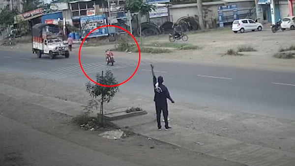 రైడర్ లేకుండా హైవేపై వేగంగా ముందుకెళ్లిన రాయల్ ఎన్‌ఫీల్డ్