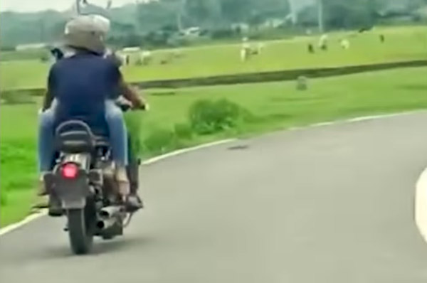 బైక్​ రైడింగ్​లో దంపతుల వెకిలి చేష్టలు.. మండిపడ్డ స్థానికులు.. ఏం జరిగిందో వీడియో చూడండి