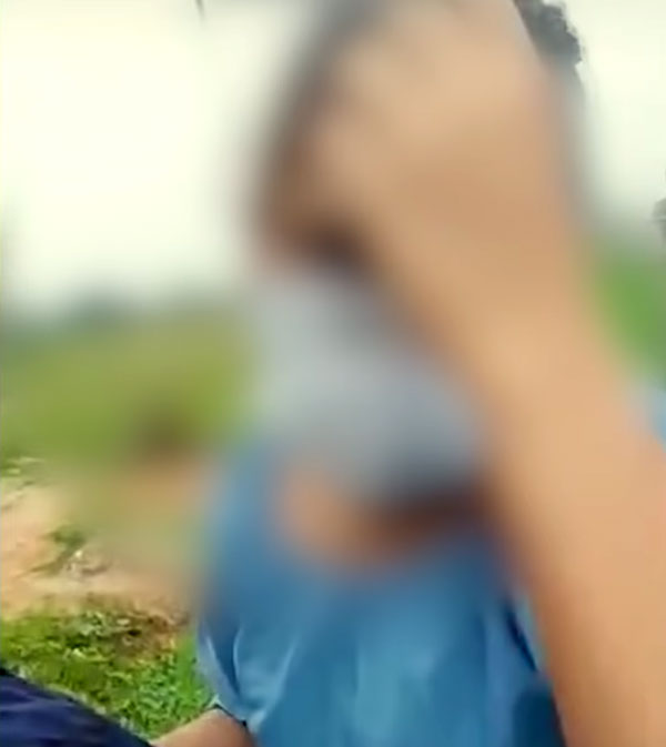 బైక్​ రైడింగ్​లో దంపతుల వెకిలి చేష్టలు.. మండిపడ్డ స్థానికులు.. ఏం జరిగిందో వీడియో చూడండి