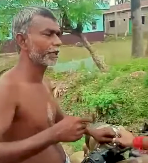 బైక్​ రైడింగ్​లో దంపతుల వెకిలి చేష్టలు.. మండిపడ్డ స్థానికులు.. ఏం జరిగిందో వీడియో చూడండి