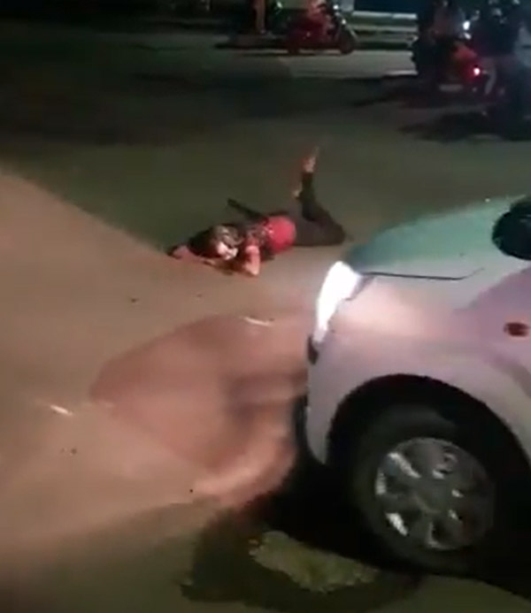 మద్యం తాగి రోడ్డుపై వీరంగం సృష్టించిన మహిళ; వీడియో