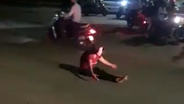 మద్యం తాగి రోడ్డుపై వీరంగం సృష్టించిన మహిళ; వీడియో