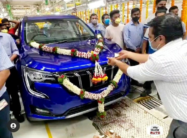 XUV700 ఉత్పత్తి ప్రారంభించిన Mahindra; ఫస్ట్ యూనిట్ ఫోటోలు 