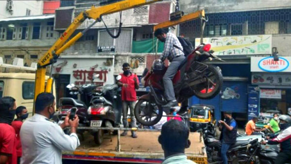 రైడర్ బైక్ మీద కూర్చొని ఉండగానే బైక్ తీసుకువెళ్తున్న టోవింగ్ సిబ్బంది; వీడియో వైరల్