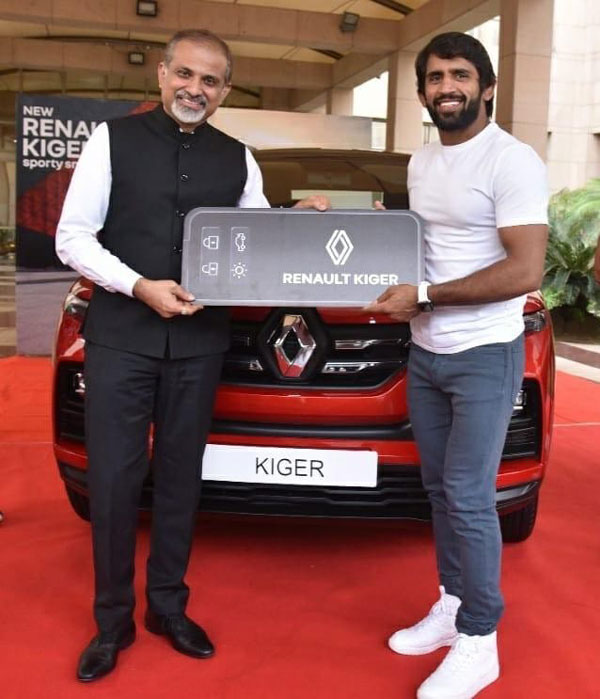 Tokyo Olympics లో మెడల్స్ సాధించిన మరో ఇద్దరికి Renault Kiger గిఫ్ట్; మీరు చూడండి