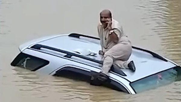 ట్రాక్టర్ వల్ల బయటపడ్డ వర్షపు నీటిలో చిక్కుకున్న Toyota కారు: వీడియో 