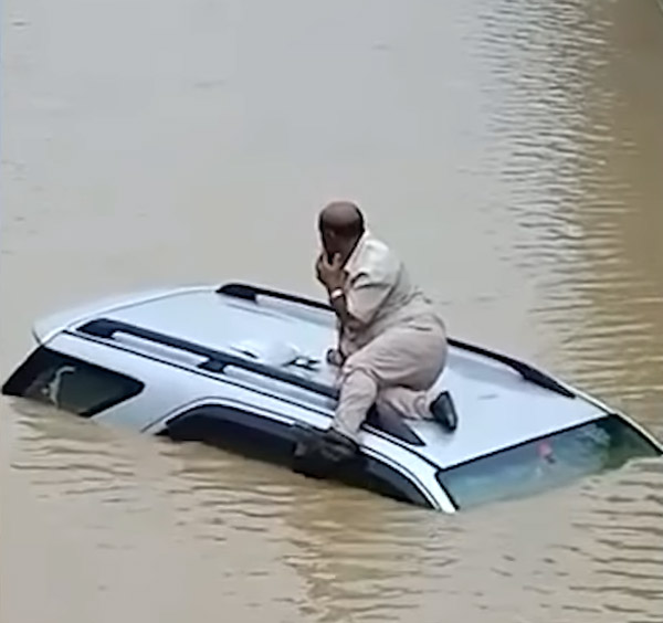 ట్రాక్టర్ వల్ల బయటపడ్డ వర్షపు నీటిలో చిక్కుకున్న Toyota కారు: వీడియో 