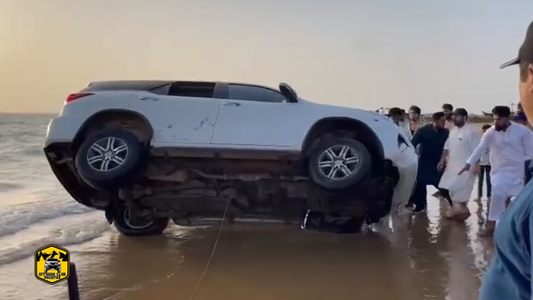 బీచ్‌లో బోల్తాపడ్డ Toyota Fortuner; వీడియో వైరల్