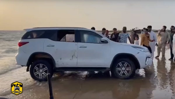 బీచ్‌లో బోల్తాపడ్డ Toyota Fortuner; వీడియో వైరల్