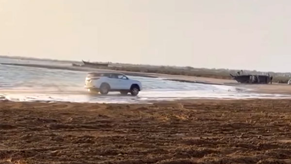 బీచ్‌లో బోల్తాపడ్డ Toyota Fortuner; వీడియో వైరల్