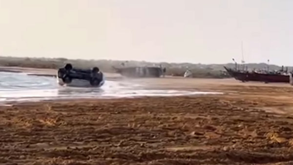 బీచ్‌లో బోల్తాపడ్డ Toyota Fortuner; వీడియో వైరల్
