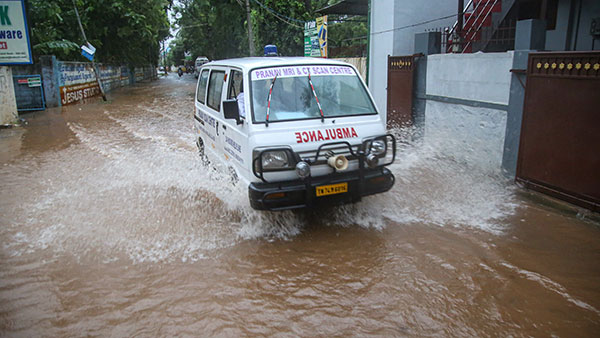 మానవత్వం మరచిన కారు డ్రైవర్.. 5 కి.మీ అంబులెన్స్‌కు అంతరాయం[వీడియో]