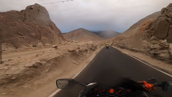 వామ్మో ఇంత రిస్కా..? బెంగుళూరు నుండి లడక్ వరకూ హయబుసా బైక్‌పై..