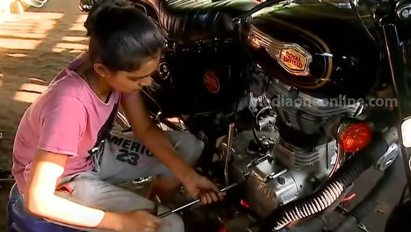 ఔరా.. 19 ఏళ్ల చిన్నది Royal Enfield బైక్ రిపేర్ చేస్తుంది.. వీడియో చూసారా..!!