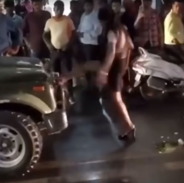 నడి రోడ్డుపై మద్యం మత్తులో మహిళా మోడల్ వీరంగం.. దెబ్బ తిన్న ఇండియన్ ఆర్మీ Maruti Gypsy