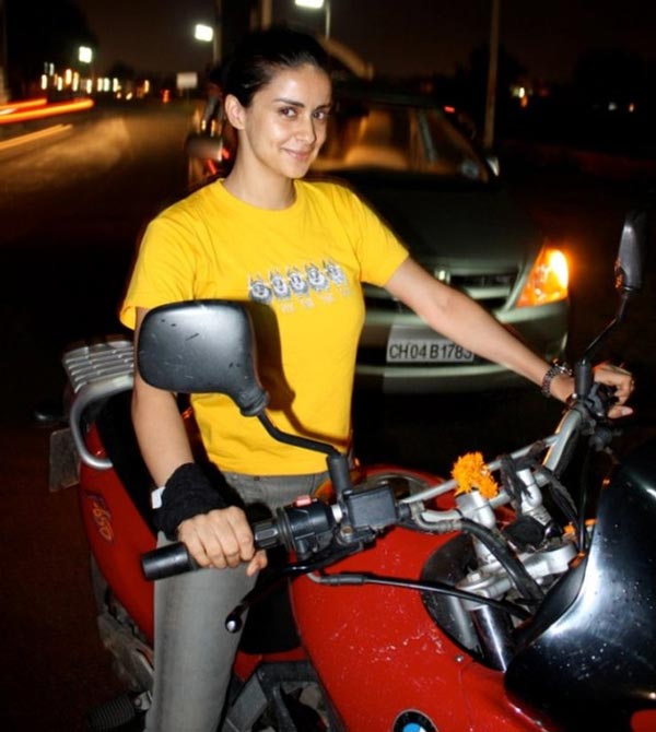 కొత్త Jawa 42 బైక్ కొనుగోలు చేసిన బాలీవుడ్ బ్యూటీ గుల్ పనాగ్